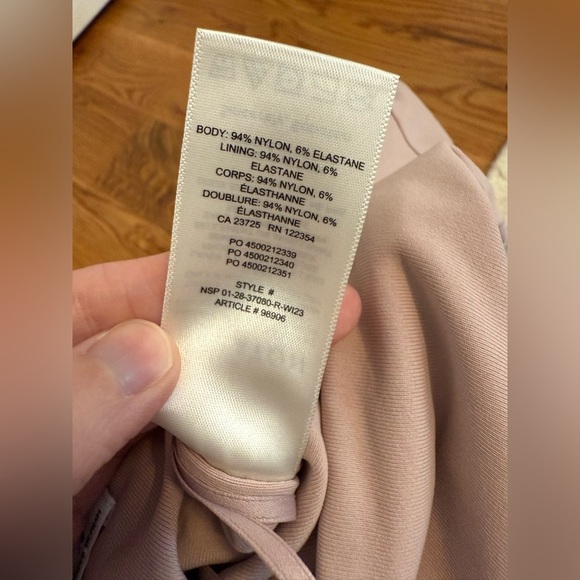 Aritzia Babaton Contour Squareneck Shortsleeve Bodysuit size Small - Picture 8 of 9